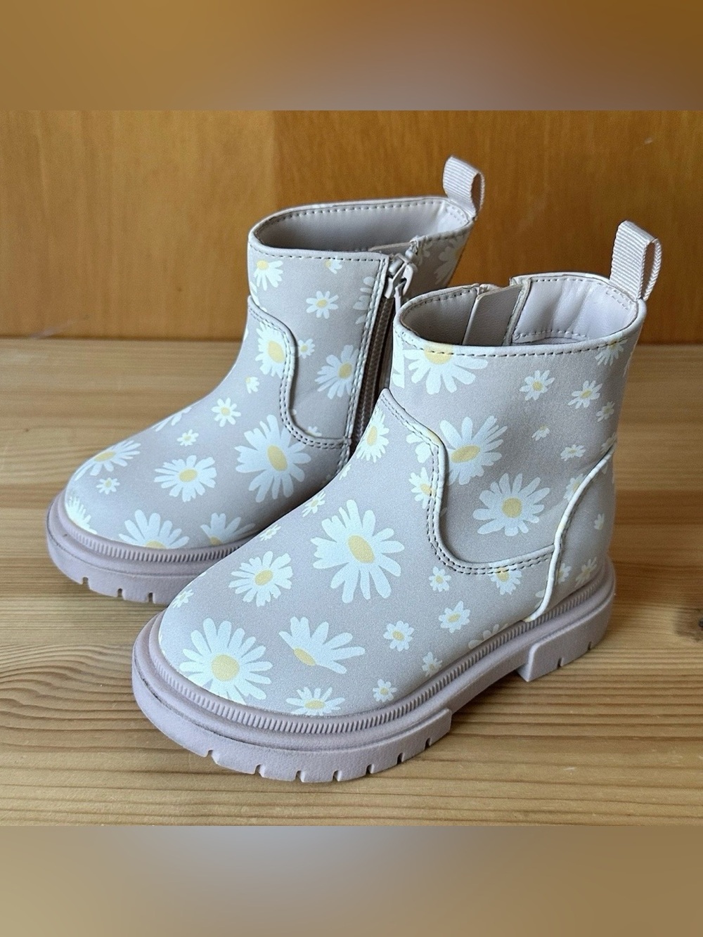 Cat & Jack Toddler Girls Size 6 Beige Daisy Side Zip Non-Marking Chelsea Boots